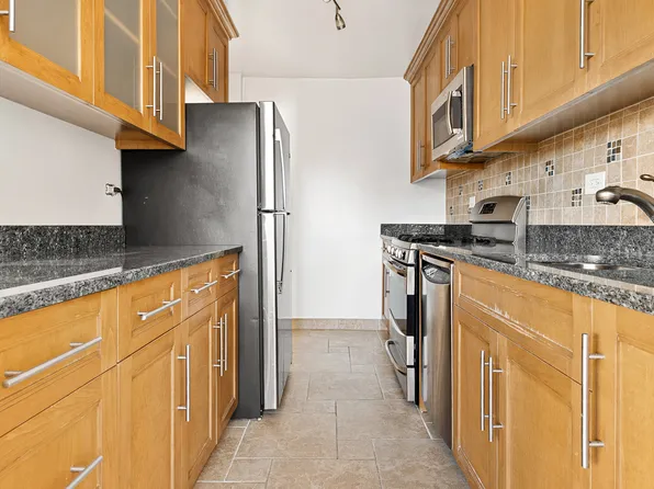 555 Kappock Street image 16 of 23