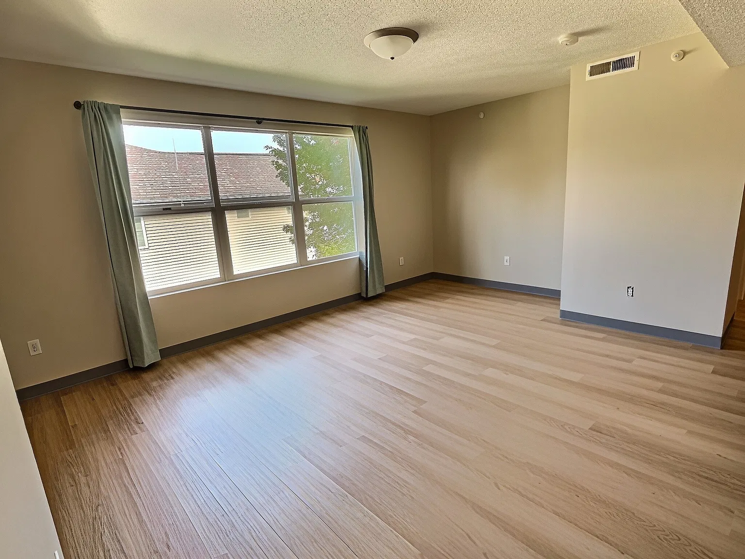 4 bed, 1150 sqft, $1,600 — Photo 1