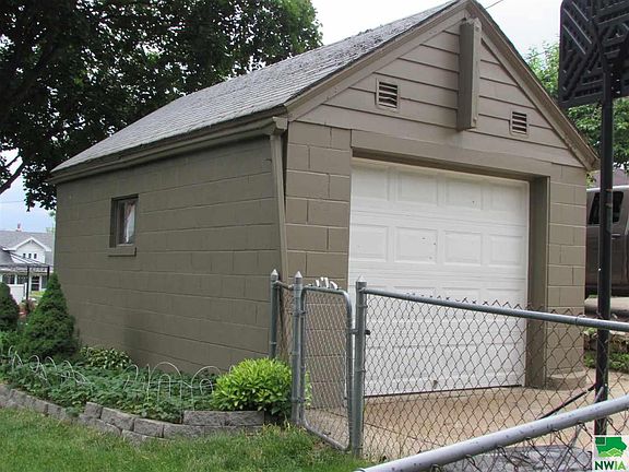 3rd image of 3632 Jones St