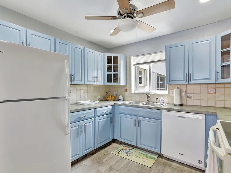 999 N Riverside Dr #3 — Photo 7