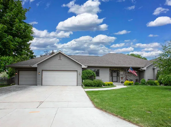 1645 Hickory Hollow Ln, Menasha, WI 54952