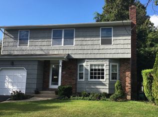 621 The Plain Rd, Westbury, NY 11590