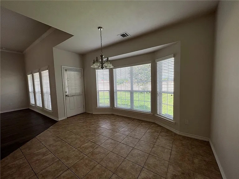 911 Scoffield Dr — Photo 10