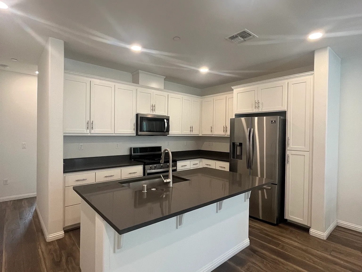 3 bed, 1652 sqft, $4,200 — Photo 1