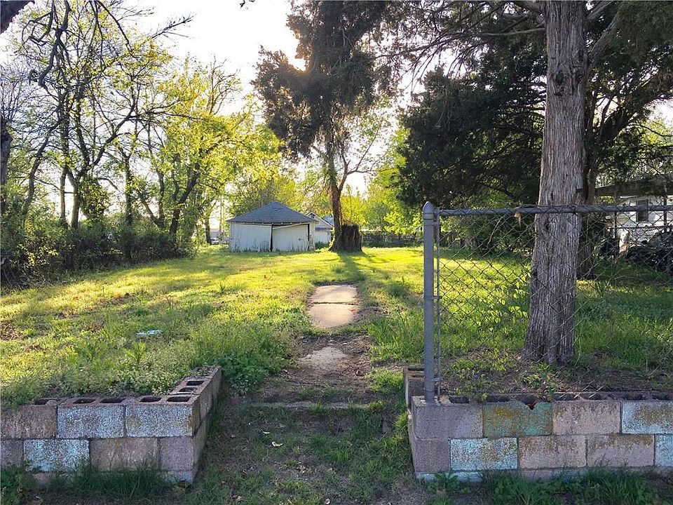 2nd image of 517 N Kickapoo Ave