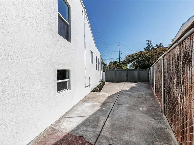 330 Broadmoor Blvd — Photo 21