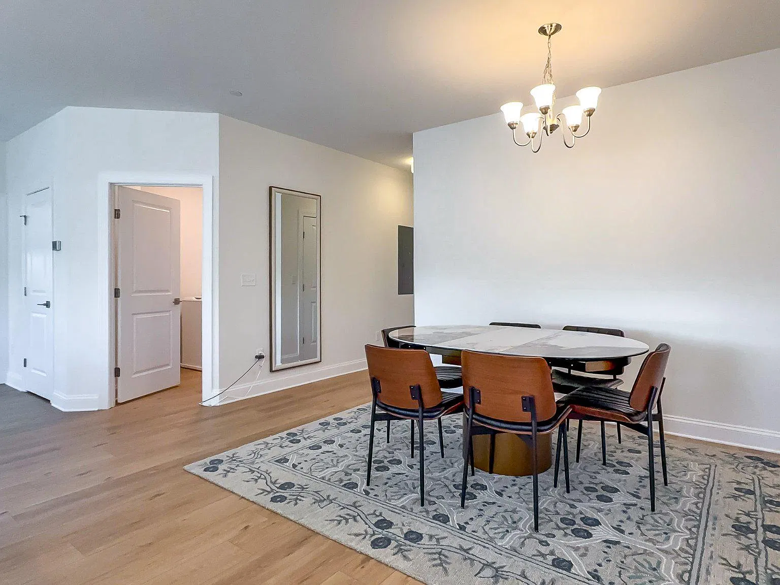 2 bed, 2.0 bath, 2750 sqft, $3,000 — Photo 4