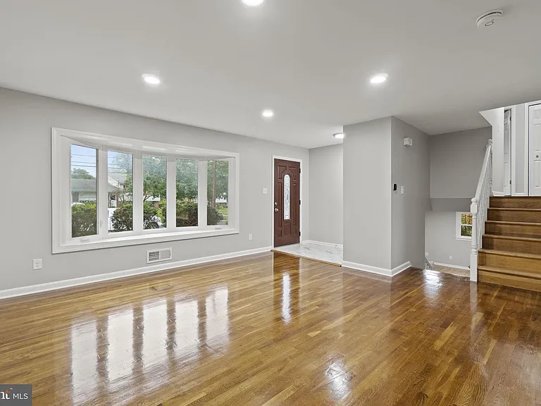 1110 Chiswell Ln — Photo 2