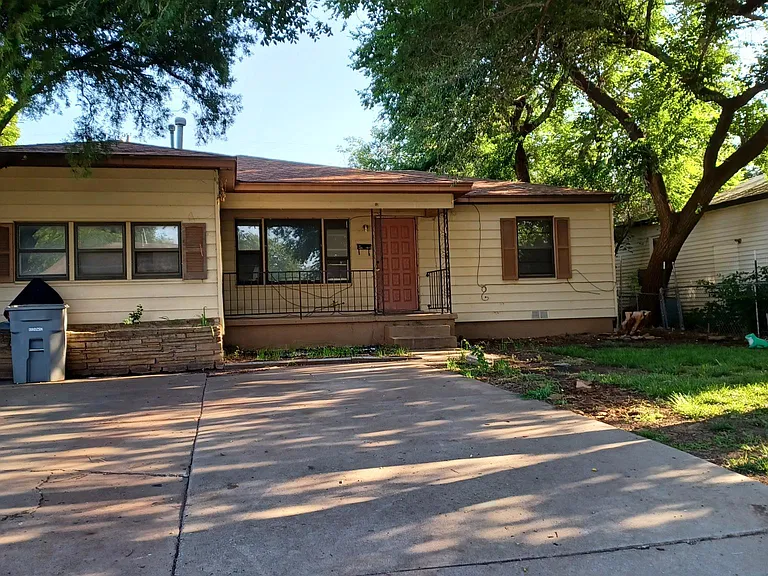 1611 NW Lindy Ave — Photo 1