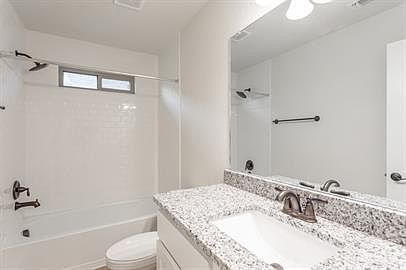 4th image of 2511 W Lynwood Ave #1-101
