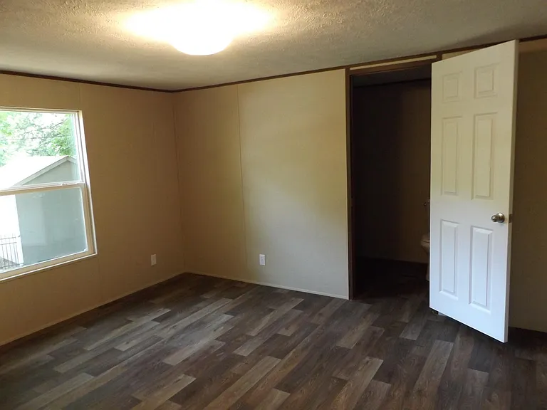 204 Martha Ct — Photo 6