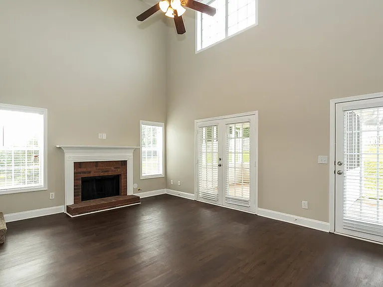 370 Whitney Ln — Photo 2