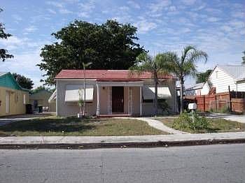 1st image of 909 N East St