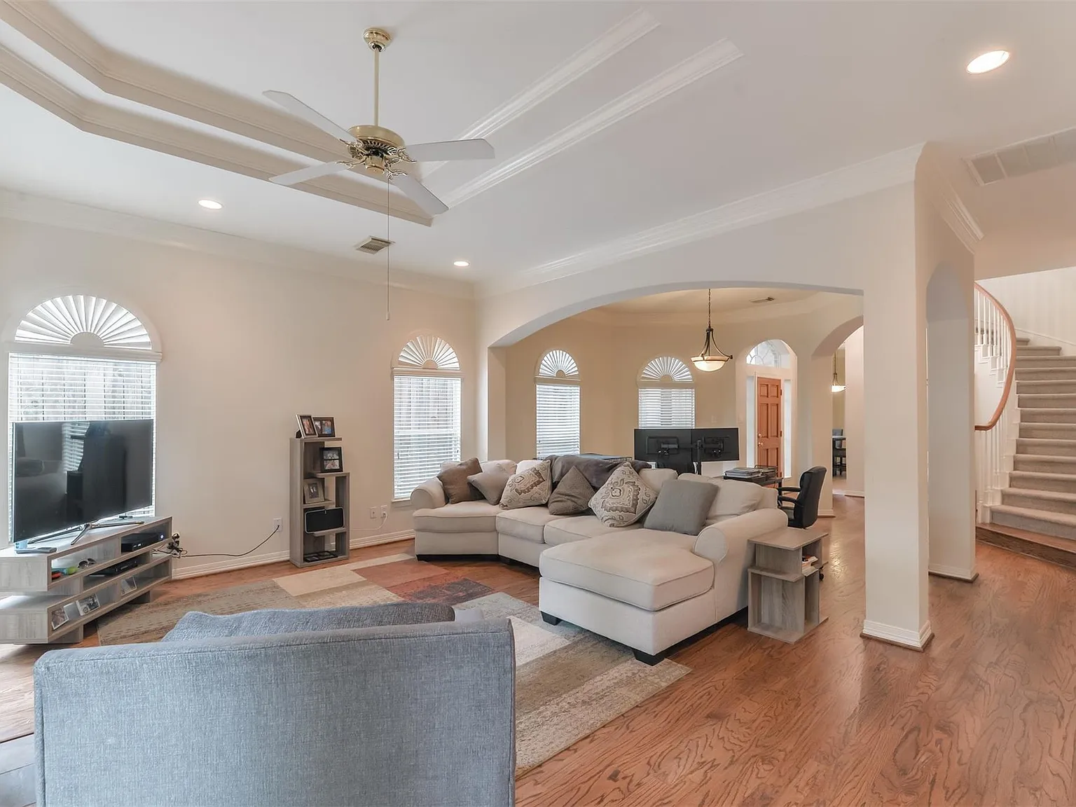3 bed, 2.5 bath, 2402 sqft, $2,900 — Photo 3
