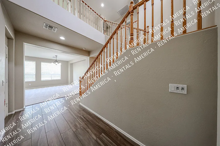 Beautiful & Bright 4 Bedroom Home in Ideal Chandler Location! — Photo 4