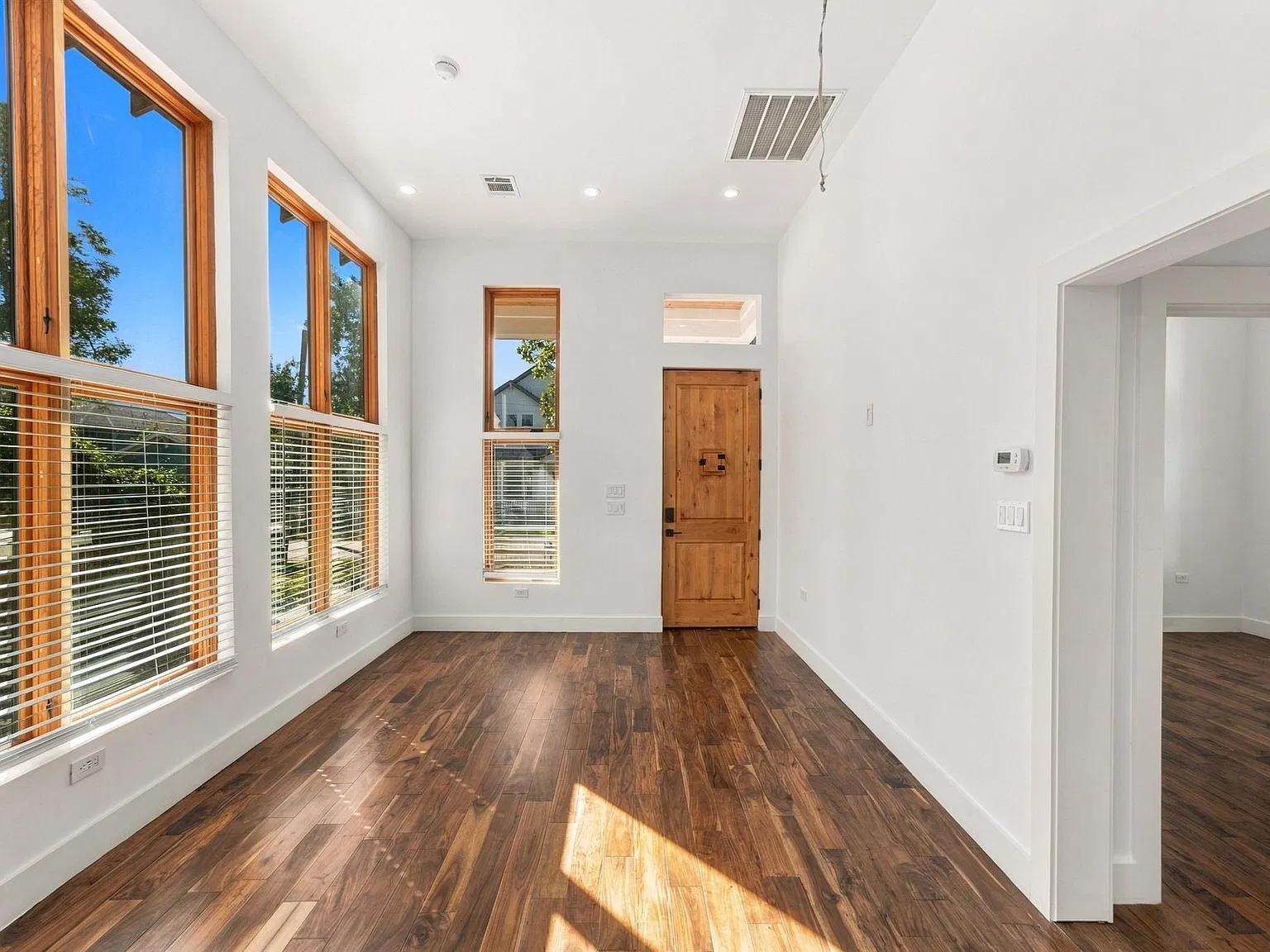 2 bed, 2.0 bath, 908 sqft, $3,600 — Photo 3