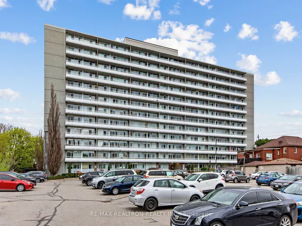 580 Christie St #302, Toronto, ON M6G 3E3