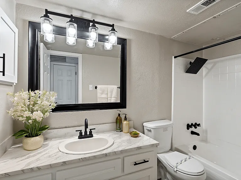 Regal Court Apartments — Photo 25