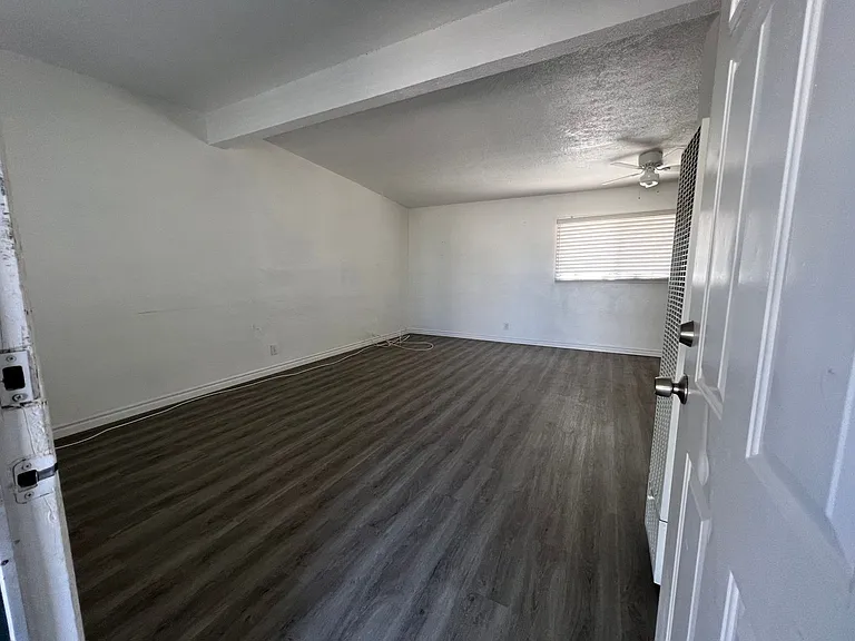 320 Palm Dr — Photo 2