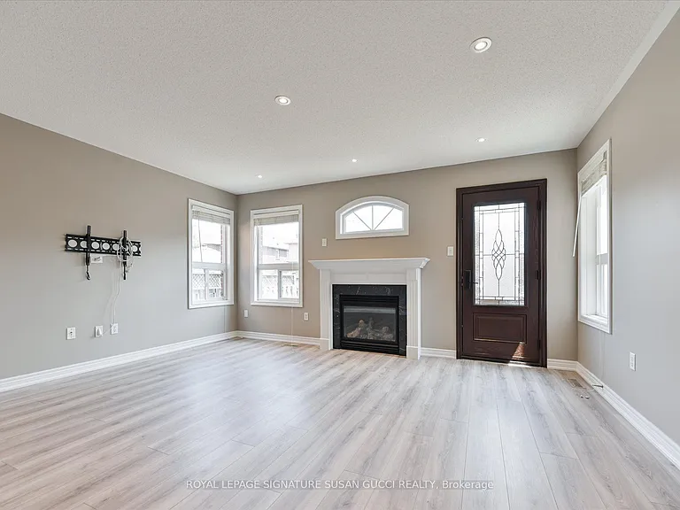 51 Landsdown Cres — Photo 8