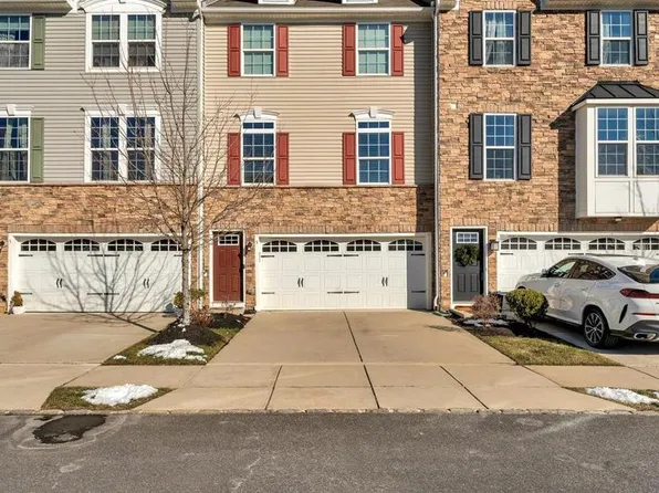 3 Peacock Cir, Sewell, NJ 08080