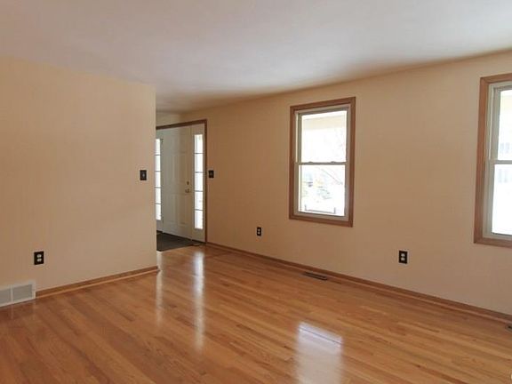 5th image of 8568 Bayview Dr