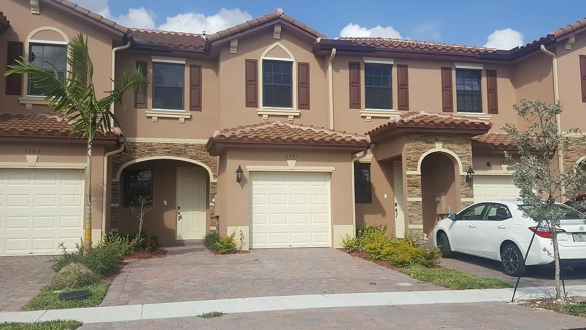 3 bed, 2.5 bath, 1407 sqft, $2,400 — Photo 1