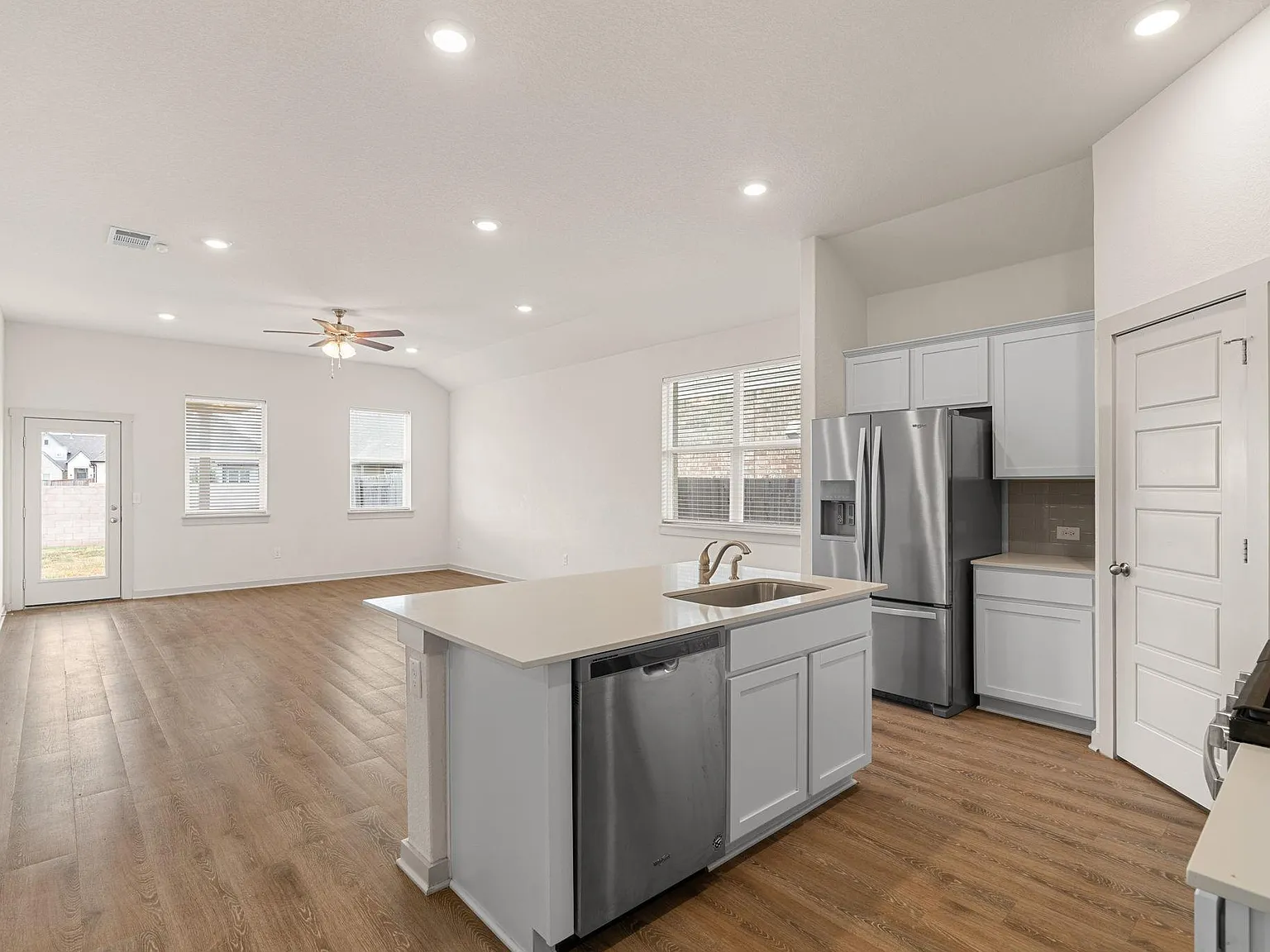 4 bed, 2.5 bath, 2249 sqft, $2,400 — Photo 3