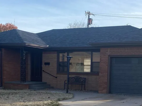 363 W 11th St, Hoisington, KS 67544