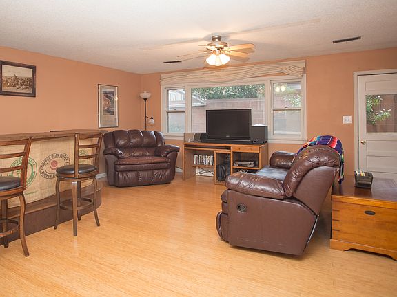 3rd image of 1215 E Park Ave
