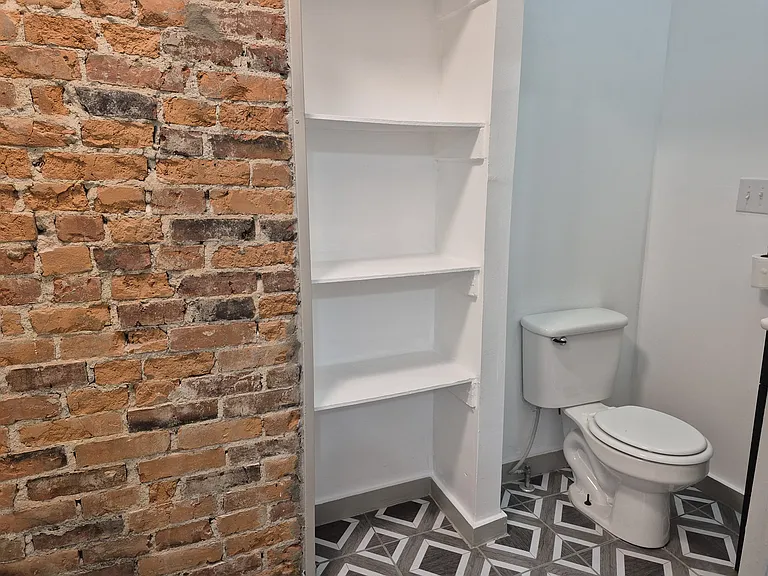 569 E Whittier St — Photo 14