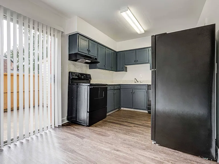 Country Club Apartments — Photo 11