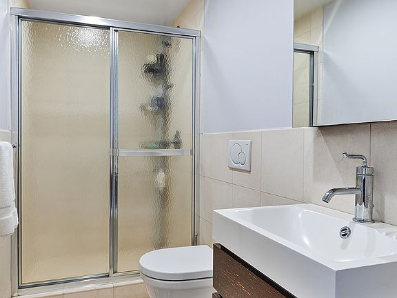 4th image of 120 E 90th St APT 4D
