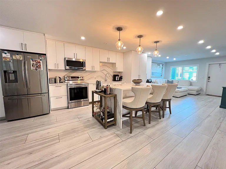 2115 NE 37th Dr #121 — Photo 4