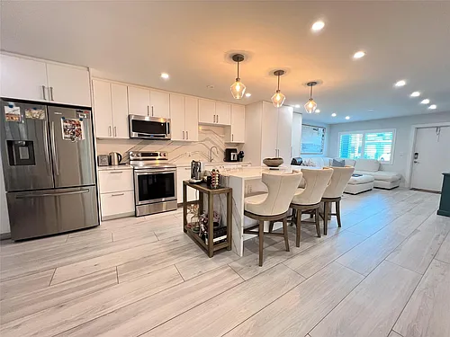 2115 NE 37th Dr #121 Photo 1