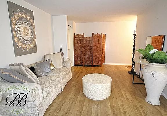 4th image of 2915 W 5th St APT 3F