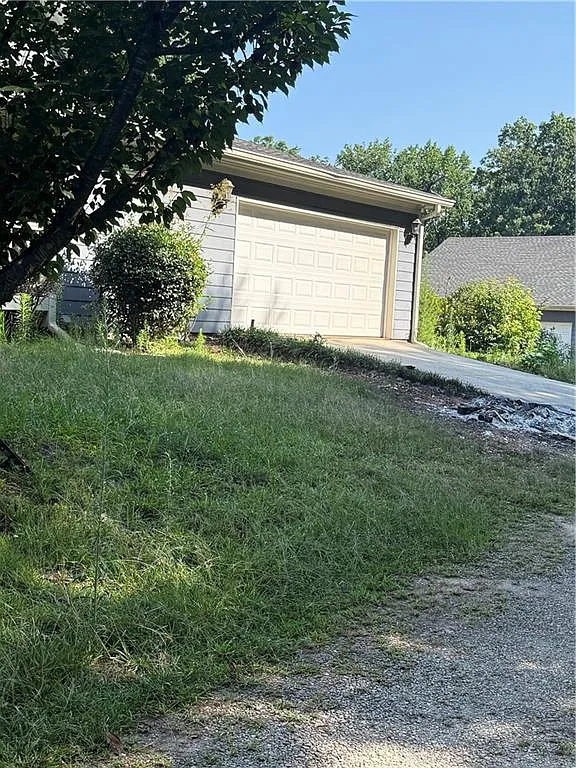4 bed, 2.5 bath, 5781 sqft, $3,000 — Photo 2