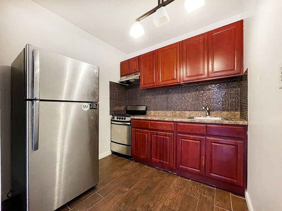 2nd image of 195 Stanhope St #2B
