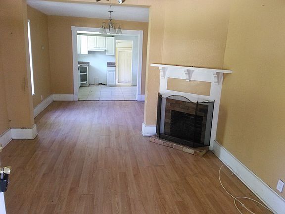 3rd image of 375 Parker St W