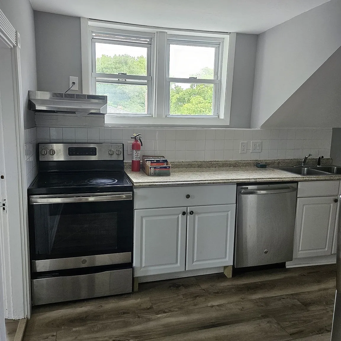 3 bed, 900 sqft, $3,300 — Photo 2