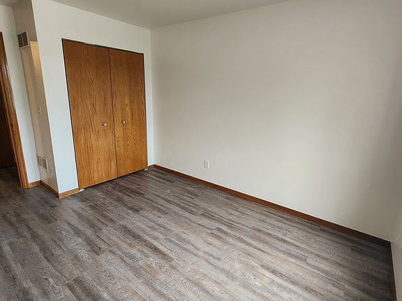 5th image of 5035 52nd Ave