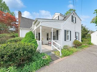 52 Connetquot Rd, Bayport, NY 11705