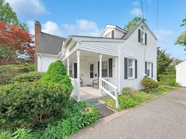 52 Connetquot Rd, Bayport, NY 11705