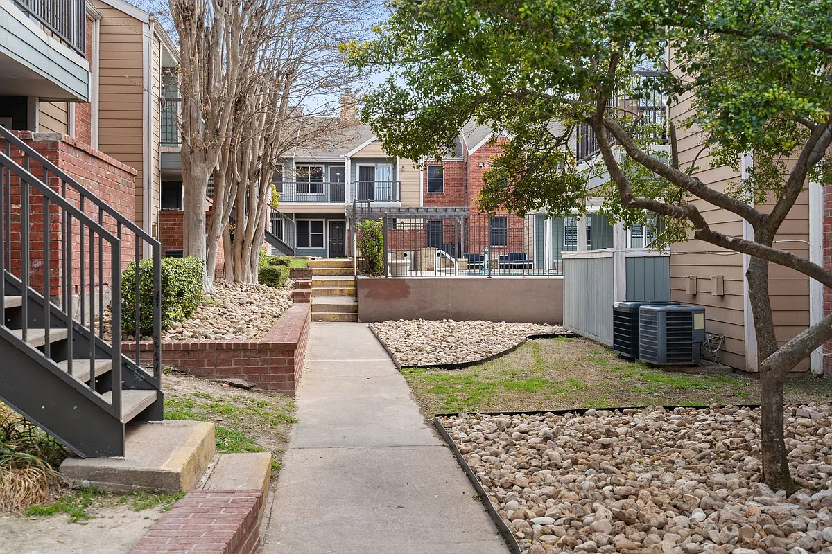 Building Photo - 502 W Longspur Blvd