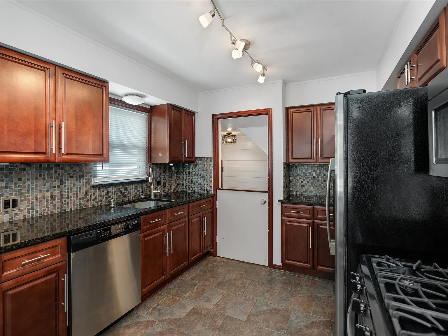 3 bed, 1100 sqft, $2,595 — Photo 3
