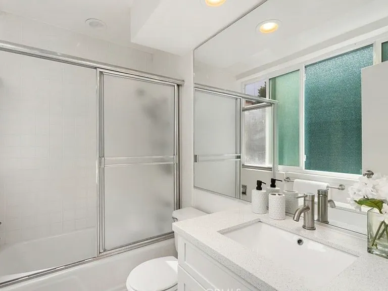 540 Kelton Ave #204 — Photo 13