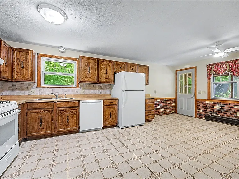 270 Wood St — Photo 3