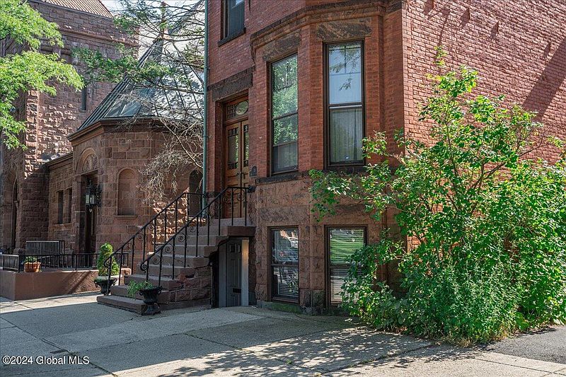 5th image of 18 Willett Street