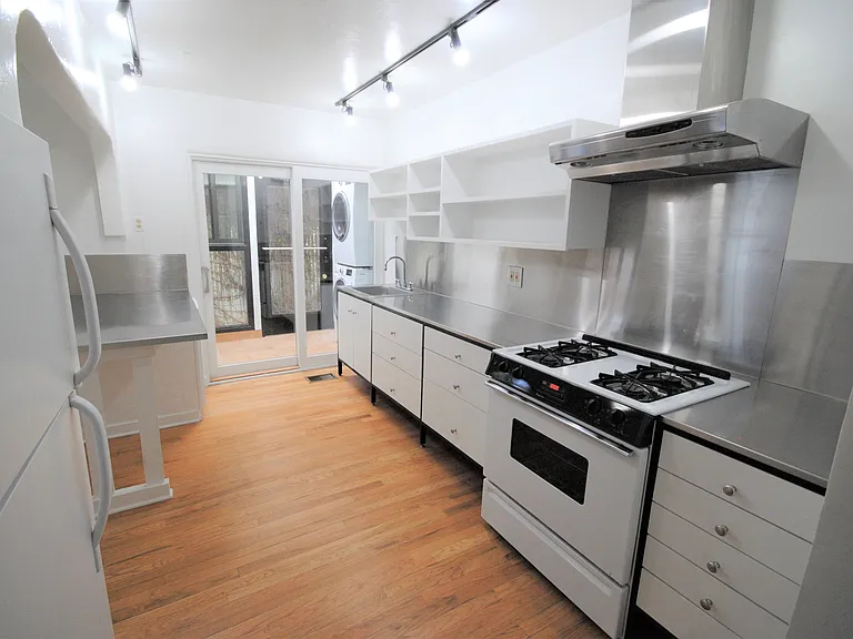 1202 Gold Ave SW — Photo 2
