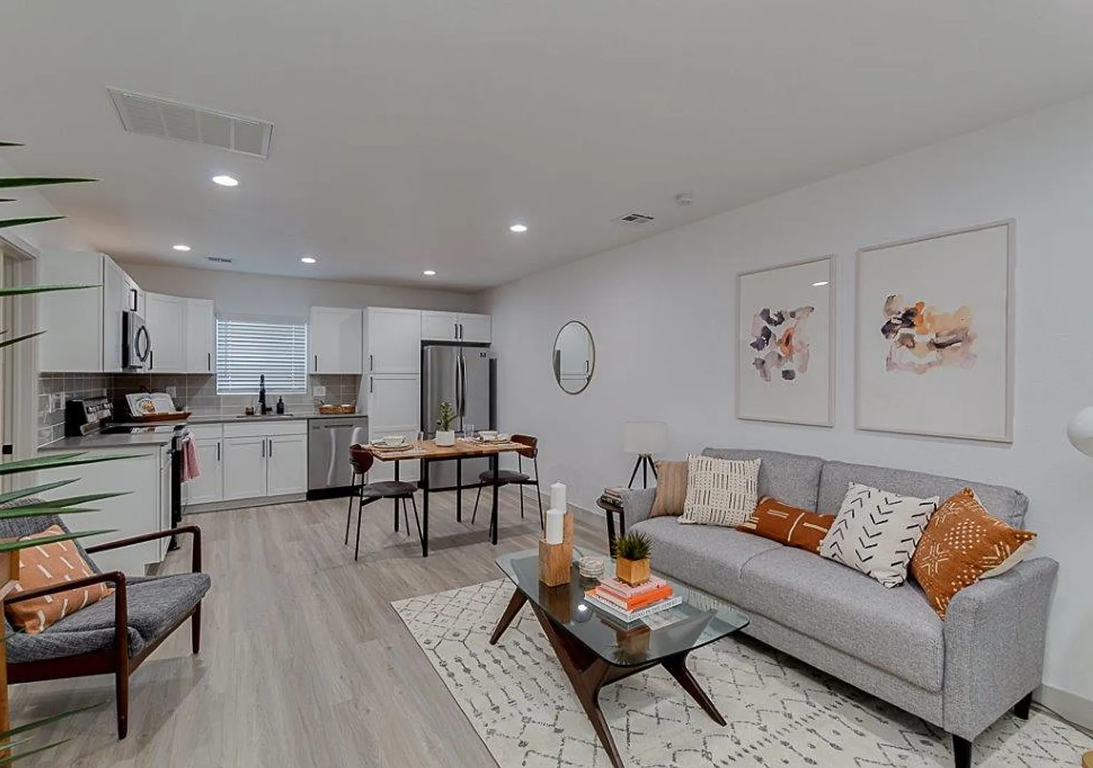 Gorgeous, Open Concept Two Bed Two Bath near Old Town Scottsdale! — Photo 2
